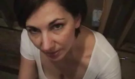 بلوند داغ لعنتی روی میز پشت صحنه فیلم های porn