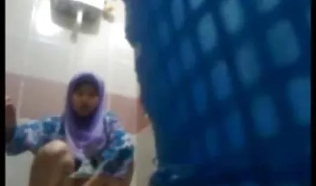 در اولین روز ، یک زن و شوهر سریال پورن رابطه جنسی روس را در خانه انجام دادند